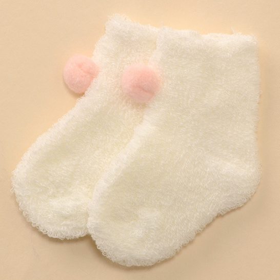 室内で赤ちゃんに靴下はかせる？
