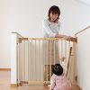 赤ちゃんの階段からの転落防止のために、階段上ベビーゲート