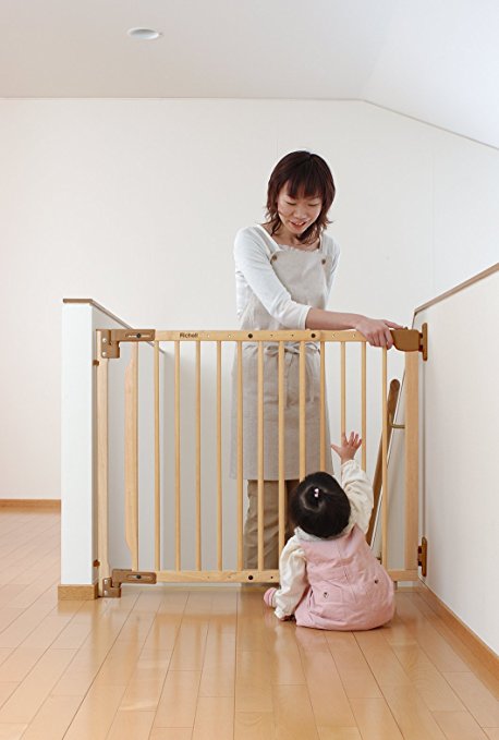 赤ちゃんの階段からの転落防止のために、階段上ベビーゲート
