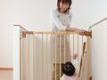 赤ちゃんの階段からの転落防止のために、階段上ベビーゲート